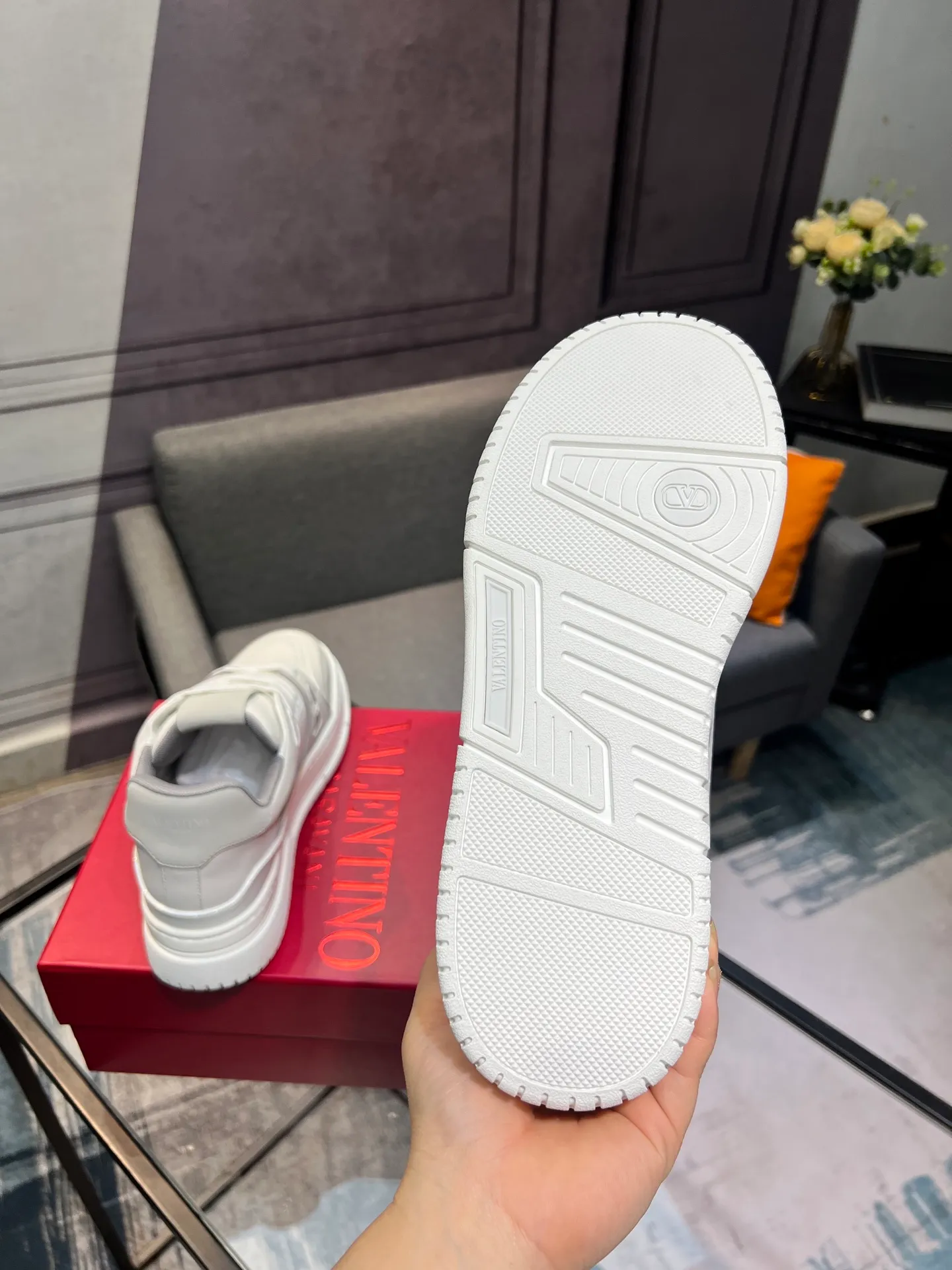 Men's Men's Shoes 💰660 Valentino 2023 early autumn new star shoes are now online! Wang Hedi and Ren Jialun have been worn by many celebrities. Who can refuse the same couple shoes as Wang Hedi! The design of Stars Stab My Heart is cool and spicy. The material of the shoes is cowhide, and every color is beautiful! Size 35-40, men’s size 39-44 (women’s 41, men’s 38, 45🉑️customized)